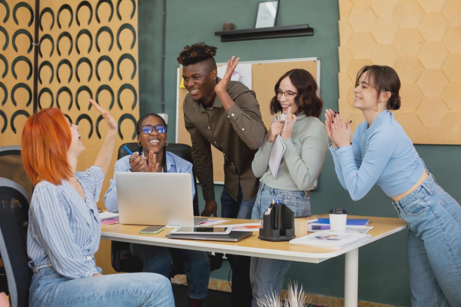 Groupe d'apprenants collaborant sur des stratégies financières